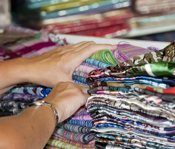 Tecidos em uma banca de mercado — Fotografia de Stock