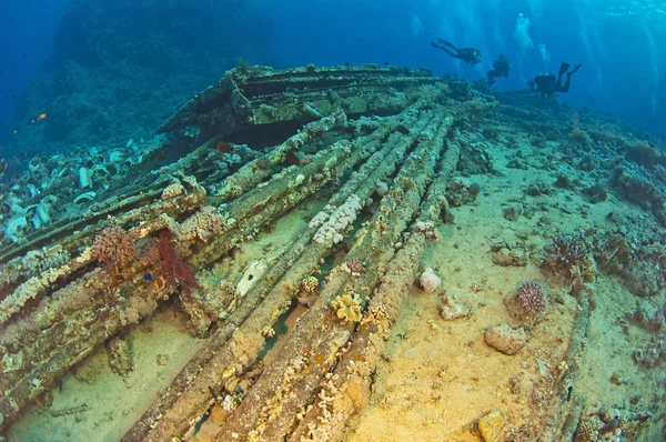 Divers exploring underwater wreckage — Stock Photo, Image