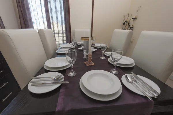 Eettafel in een luxe appartement — Stockfoto