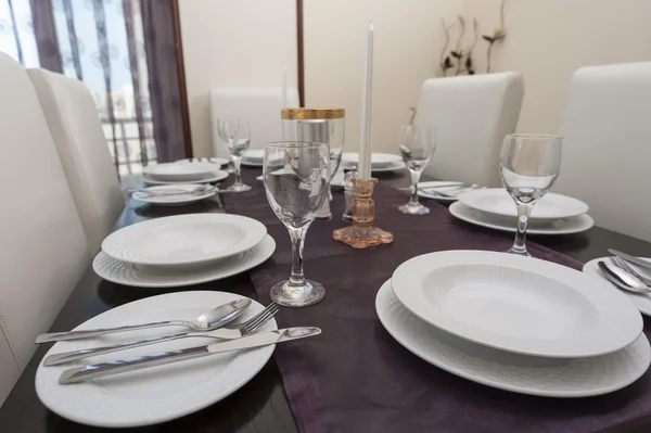 Tavolo da pranzo in un appartamento di lusso — Foto Stock