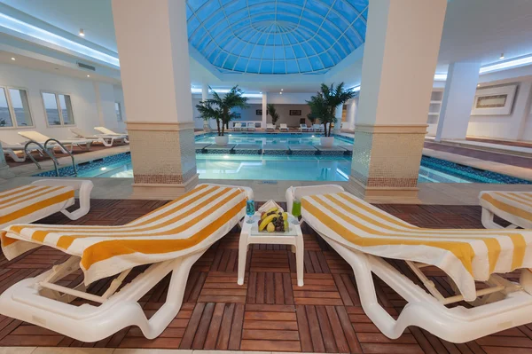 Piscina interior em um hotel de luxo — Fotografia de Stock