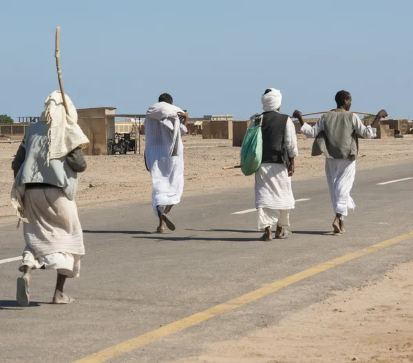 Egyptiska beduiner gå ner en väg — Stockfoto