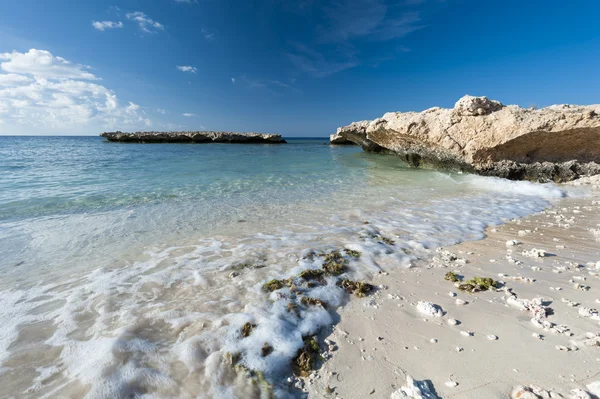 Tropischer Strand auf einer einsamen Insel — Stockfoto