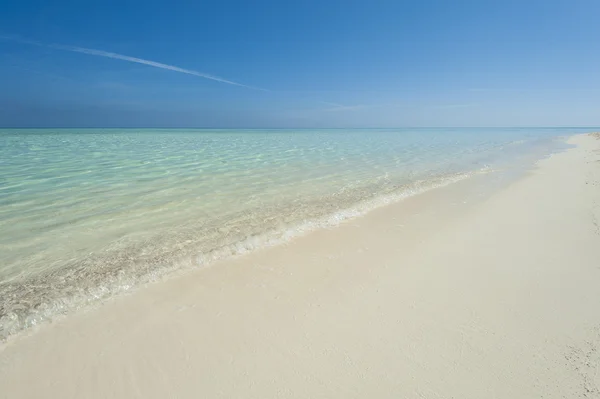 Spiaggia tropicale su un'isola deserta — Foto Stock