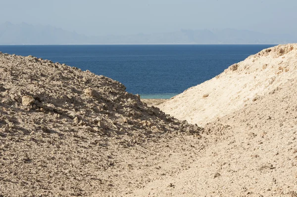 Valle rocoso que conduce al mar — Foto de Stock