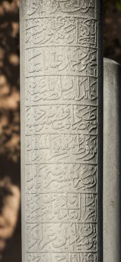 bir mezar taşı mezarlık içinde yazma Arapça