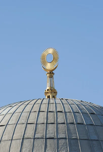 Religious symbol on top of mosque dome — Stock Photo, Image