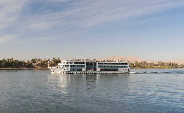 Großes Flusskreuzfahrtschiff auf dem Nil — Stockfoto