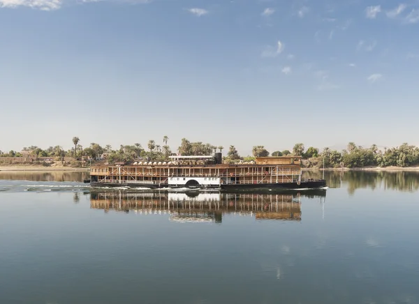 Gran crucero fluvial en el Nilo — Foto de Stock