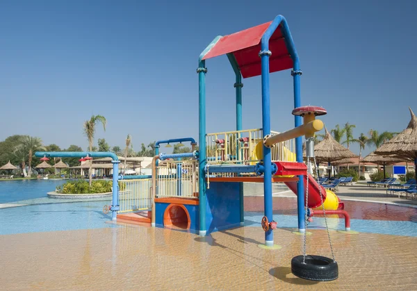 Çocuk oyun alanı bir havuzda — Stok fotoğraf