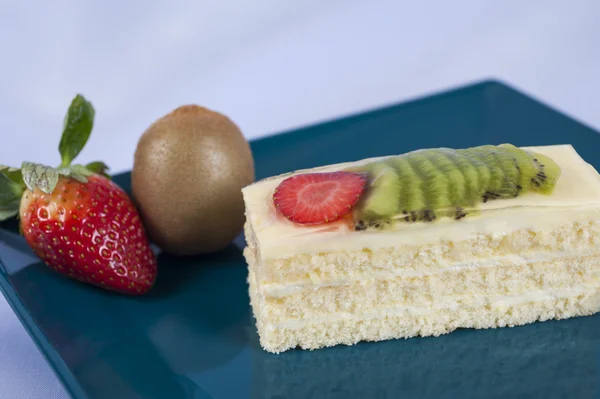 스폰지 케이크 과일 — 스톡 사진