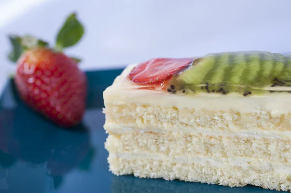 Sponge cake with fruits — Stock Photo, Image
