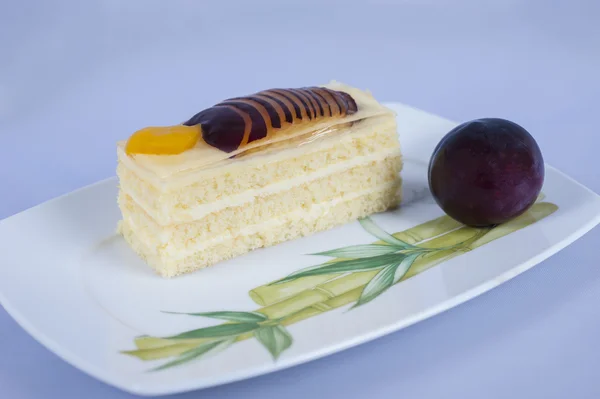 Bolo de esponja com frutas — Fotografia de Stock