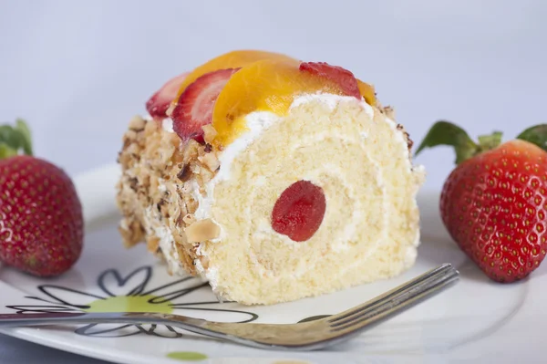 Rolo de esponja com frutas — Fotografia de Stock