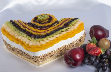 bir pandispanya üzerine taze meyve