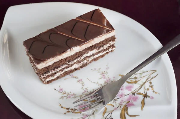 Biskuitkuchen auf einem Teller — Stockfoto