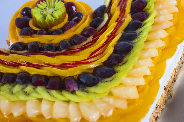 Fruta fresca en un bizcocho — Foto de Stock