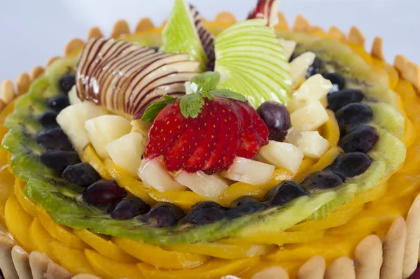 Fruta fresca em um bolo de esponja — Fotografia de Stock