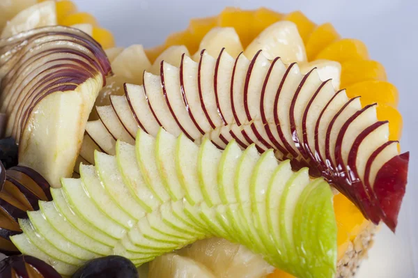 Frisches Obst auf einem Biskuitteig — Stockfoto