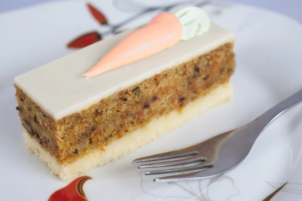 Gâteau aux carottes sur une assiette — Photo