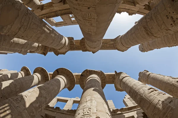 Kolommen in karnak tempel in luxor — Stockfoto