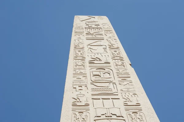 Antiguo obelisco en el templo de Karnak — Foto de Stock