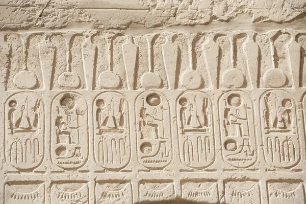 Egyptské Hieroglyfické rytiny na zdi — Stock fotografie