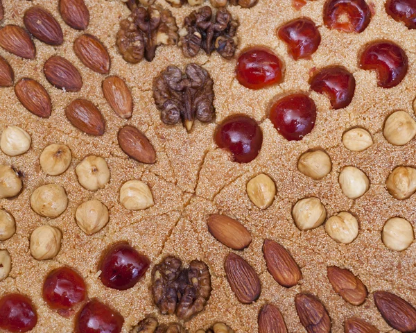 Basbousa tårta med körsbär och mutter — Stockfoto