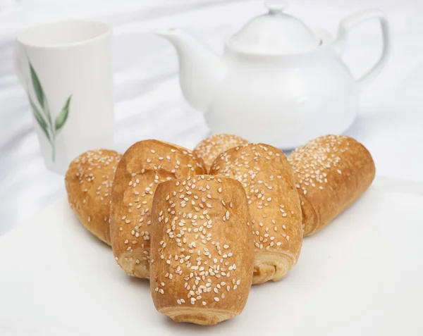 Croissants sur une assiette blanche — Photo