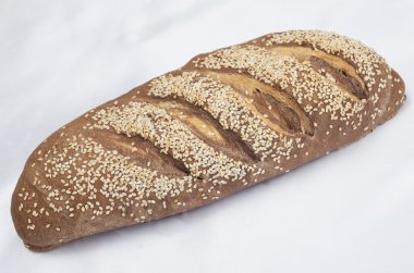 Beyaz arkaplanda bir somun ekmek