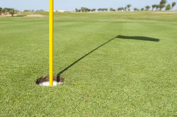 Base du mât drapeau sur vert golf — Photo