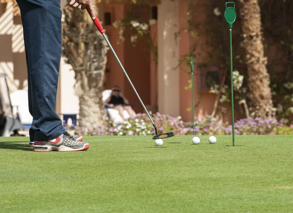 Golfista praticando putting — Fotografia de Stock