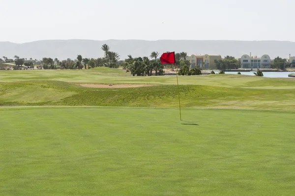 Vue depuis le vert sur un terrain de golf — Photo