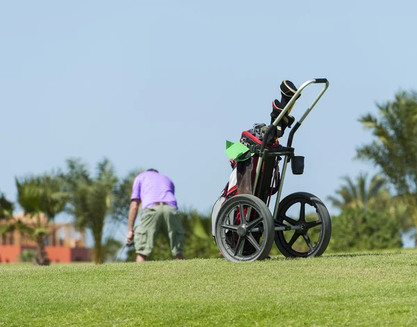 Cadillac em um campo de golfe com golfista — Fotografia de Stock