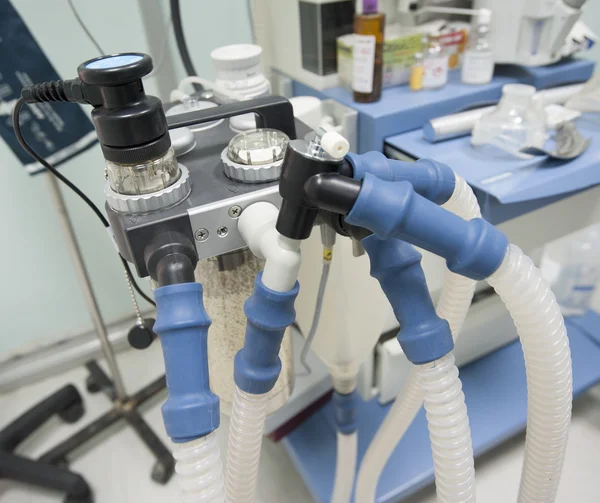 Máquina de ventilação em uma sala de cirurgia — Fotografia de Stock