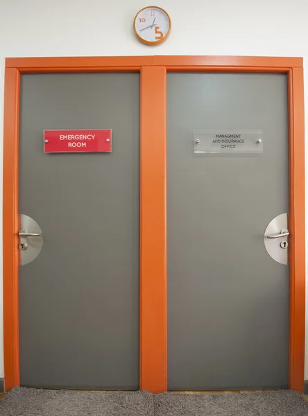 在一家医院两扇门 — 图库照片