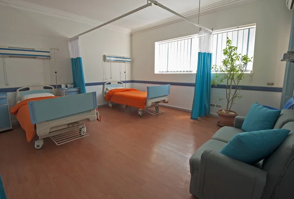 Beds in a hospital ward — Stock Photo, Image