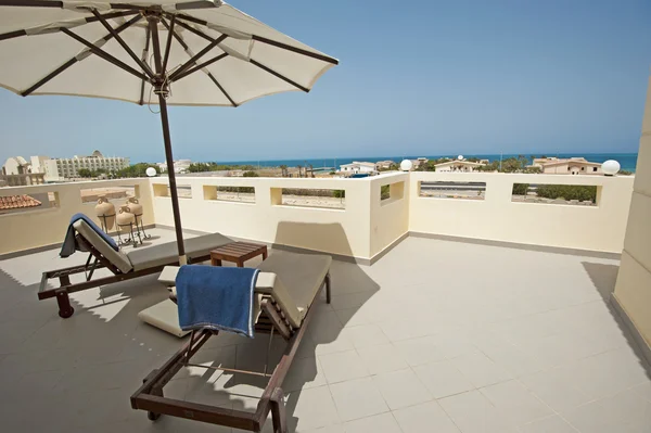 Terrazza sul tetto di una lussuosa villa tropicale — Foto Stock