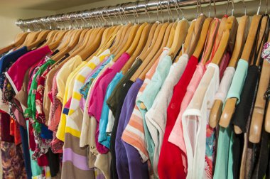 bir demiryolu üzerinde asılı elbiseleri