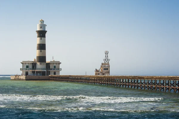 Vieux phare sur un récif tropical — Photo