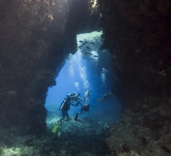 Buceadores en una caverna submarina — Foto de Stock