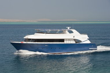 büyük lüks motor yat yol altında denizde