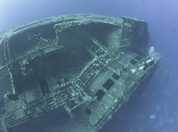 Scuba diver exploring a shipwreck — Stock Photo, Image