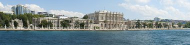 bir nehir üzerinde büyük Sarayı
