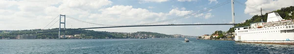 Большой подвесной мост через реку — стоковое фото