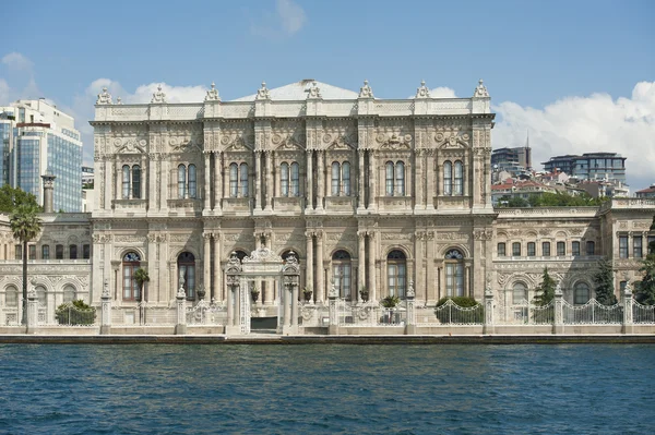 Gran palacio en un río — Foto de Stock