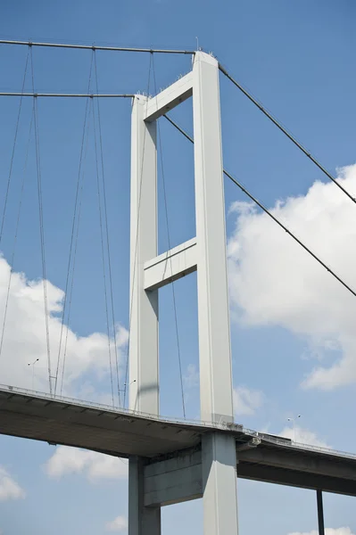 Suporte de ponte de suspensão contra o céu azul — Fotografia de Stock