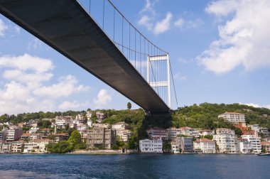 bir nehir üzerinde asma köprü desteği