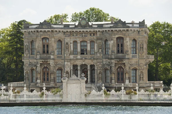 Luxus-Villa am Wasser am Fluss — Stockfoto