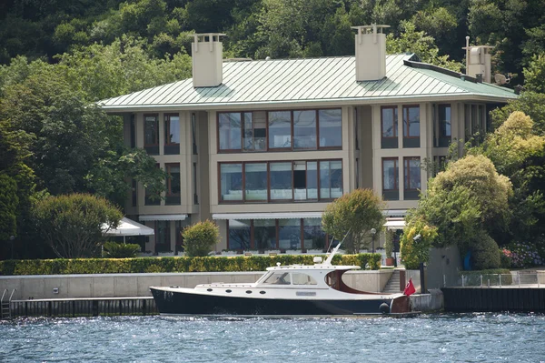 Villa di lusso fronte mare sul fiume — Foto Stock